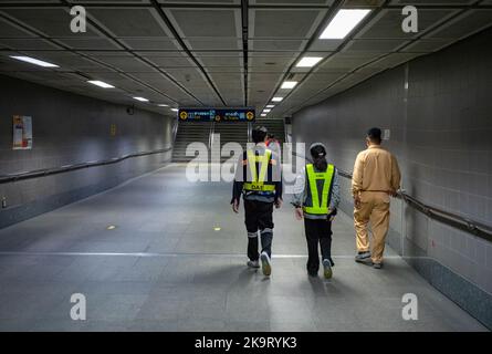 Das Wartungspersonal durchläuft eine Unterführung an der MTR-Metrostation Lumpini in Bangkok, Thailand. Stockfoto