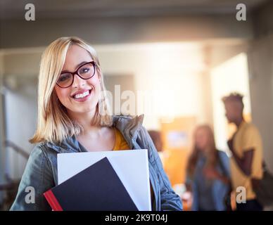 Ich habe mich nie mehr für meine Zukunft sicher gefühlt. Porträt eines Studenten, der in einem Korridor auf dem Campus steht. Stockfoto