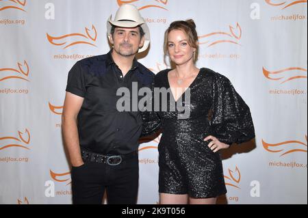 New York, USA. 29. Oktober 2022. (L-R) Brad Paisley und Kimberly Williams Paisley nehmen an der Michael J. Fox Foundation for Parkinson's Research Gala in der Cipriani South Street, New York, NY, am 29. Oktober 2022 Teil. (Foto von Anthony Behar/Sipa USA) Quelle: SIPA USA/Alamy Live News Stockfoto