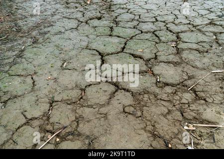 Trockene Risse im Land, schwere Wasserknappheit Stockfoto