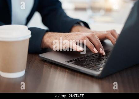 Laptop, Schreib- und Kopierhands von Geschäftsfrau für Website, Blog-Update oder Social-Media-Management mit Kaffee für die Produktivität. Writer mit Stockfoto