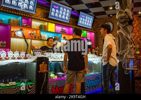 Kunden kaufen Cannabis in einem legalen Marihuana-Shop namens Wonderland in der Sukhumvit Road, Bangkok, Thailand. Thailand vollständig legalisiert die Produktion, Stockfoto