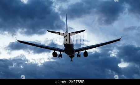 Richmond, British Columbia, Kanada. 20. Oktober 2022. Ein Airbus A330 -200-Jet (F-UJCT) der französischen Luftwaffe, der bei der Landung auf dem internationalen Flughafen Vancouver über den Kopf fliegt. (Bild: © Bayne Stanley/ZUMA Press Wire) Stockfoto