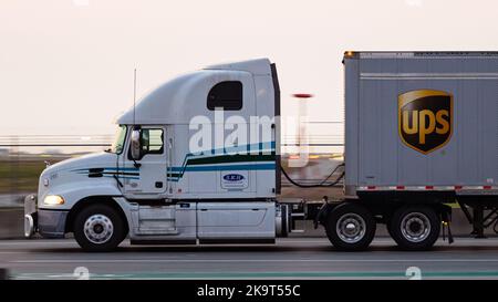 Richmond, British Columbia, Kanada. 16. Oktober 2022. Ein Sattelschlepper-Anhänger transportiert einen UPS-Anhänger im Verkehr. (Bild: © Bayne Stanley/ZUMA Press Wire) Stockfoto