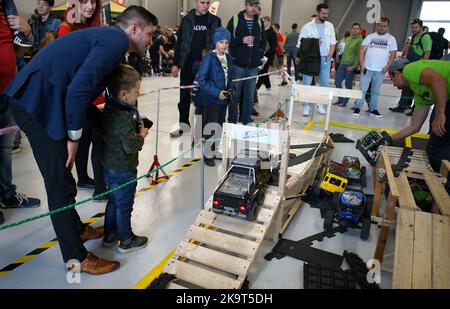 Prag, Tschechische Republik. 29. Oktober 2022. Kinder spielen ferngesteuerte Modellautos während des Prager Automobilfestivals 11. in Prag, Tschechien, am 29. Oktober 2022. Das zweitägige Festival wurde hier am Samstag eröffnet und bietet eine große Auswahl an Autos und Motorrädern. Quelle: Dana Kesnerova/Xinhua/Alamy Live News Stockfoto