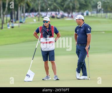 Miami, Vereinigte Staaten Von Amerika. 29. Oktober 2022. DORAL, FL - 29. OKTOBER: Patrick Reed von Aces spricht mit seinem Caddy auf Loch 2 während des Semifinals der LIV Invitational Miami am 29. Oktober 2022 in Doral, Florida, bei Trump National Doral Miami. (Foto von Alberto E. Tamargo/Sipa USA) Quelle: SIPA USA/Alamy Live News Stockfoto