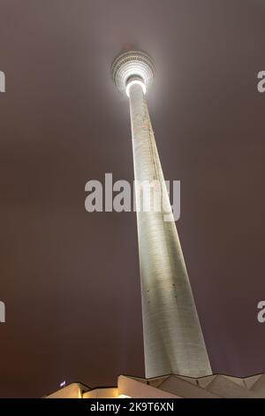 Berliner Fernsehturm im Nebel Stockfoto