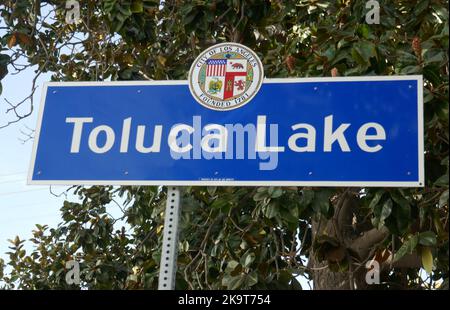 Toluca Lake, California, USA 28.. Oktober 2022 Ein allgemeiner Blick auf die Atmosphäre am Toluca Lake Schild am 28. Oktober 2022 in Toluca Lake, Kalifornien, USA. Foto von Barry King/Alamy Stockfoto Stockfoto