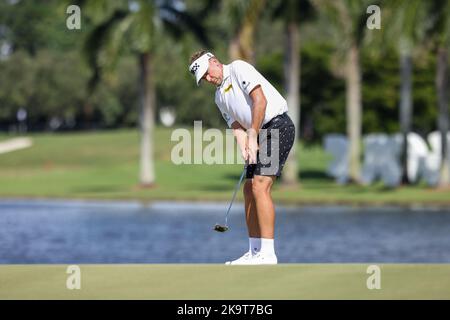 Miami, Vereinigte Staaten Von Amerika. 29. Oktober 2022. DORAL, FL - OKTOBER 29: Ian Poulter von Majesticks GC puttet während des Halbfinals der LIV Invitational Miami bei Trump National Doral Miami am 29. Oktober 2022 in Doral, Florida, auf Loch 16. (Foto von Alberto E. Tamargo/Sipa USA) Quelle: SIPA USA/Alamy Live News Stockfoto