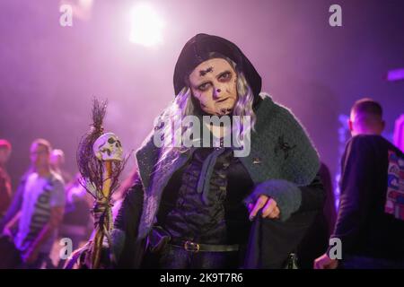 Potsdam, Deutschland. 29. September 2022. Eine Hexe posiert bei den Horror Nights 2022 im Filmpark Babelsberg. Quelle: Gerald Matzka/dpa/ZB/dpa/Alamy Live News Stockfoto