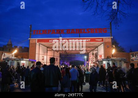 Potsdam, Deutschland. 29. September 2022. Gäste stehen für die Veranstaltung Horror Nights 2022 im Filmpark Babelsberg an. Quelle: Gerald Matzka/dpa/ZB/dpa/Alamy Live News Stockfoto