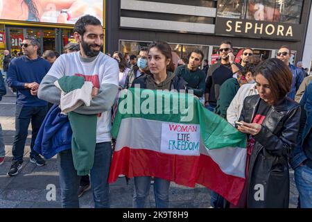 NEW YORK, NEW YORK - 29. OKTOBER: Hunderte von Iranern und ihre Anhänger halten Flaggen und unterschreiben auf dem Times Square in Solidarität mit dem Iran Protest nach dem Tod von Mahsa Amini und für die Rechte der Frauen am 29. Oktober 2022 in New York City. Mahsa Amini, auch bekannt als Jina Amini, eine 22-jährige iranisch-kurdische Frau, die am 16. September 2022 in einem Krankenhaus in Teheran, Iran, starb, während sie in Polizeigewahrsam war, nachdem sie nach ihrer Inhaftierung durch die Moralpolizei der Islamischen Republik Iran, die Hijab-Regeln zur Kleiderordnung für Frauen durchgesetzt hatte, ins Koma gefallen war. Kredit: Ron Adar/Alamy Live Nachrichten Stockfoto