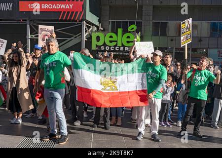 NEW YORK, NEW YORK - 29. OKTOBER: Hunderte von Iranern und ihre Anhänger halten Flaggen und unterschreiben auf dem Times Square in Solidarität mit dem Iran Protest nach dem Tod von Mahsa Amini und für die Rechte der Frauen am 29. Oktober 2022 in New York City. Mahsa Amini, auch bekannt als Jina Amini, eine 22-jährige iranisch-kurdische Frau, die am 16. September 2022 in einem Krankenhaus in Teheran, Iran, starb, während sie in Polizeigewahrsam war, nachdem sie nach ihrer Inhaftierung durch die Moralpolizei der Islamischen Republik Iran, die Hijab-Regeln zur Kleiderordnung für Frauen durchgesetzt hatte, ins Koma gefallen war. Kredit: Ron Adar/Alamy Live Nachrichten Stockfoto