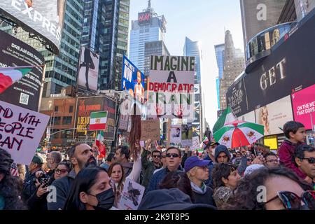 NEW YORK, NEW YORK - 29. OKTOBER: Hunderte von Iranern und ihre Anhänger halten Flaggen und unterschreiben auf dem Times Square in Solidarität mit dem Iran Protest nach dem Tod von Mahsa Amini und für die Rechte der Frauen am 29. Oktober 2022 in New York City. Mahsa Amini, auch bekannt als Jina Amini, eine 22-jährige iranisch-kurdische Frau, die am 16. September 2022 in einem Krankenhaus in Teheran, Iran, starb, während sie in Polizeigewahrsam war, nachdem sie nach ihrer Inhaftierung durch die Moralpolizei der Islamischen Republik Iran, die Hijab-Regeln zur Kleiderordnung für Frauen durchgesetzt hatte, ins Koma gefallen war. Kredit: Ron Adar/Alamy Live Nachrichten Stockfoto