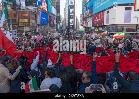 NEW YORK, NEW YORK - 29. OKTOBER: Hunderte von Iranern und ihre Anhänger halten Flaggen und unterschreiben auf dem Times Square in Solidarität mit dem Iran Protest nach dem Tod von Mahsa Amini und für die Rechte der Frauen am 29. Oktober 2022 in New York City. Mahsa Amini, auch bekannt als Jina Amini, eine 22-jährige iranisch-kurdische Frau, die am 16. September 2022 in einem Krankenhaus in Teheran, Iran, starb, während sie in Polizeigewahrsam war, nachdem sie nach ihrer Inhaftierung durch die Moralpolizei der Islamischen Republik Iran, die Hijab-Regeln zur Kleiderordnung für Frauen durchgesetzt hatte, ins Koma gefallen war. Kredit: Ron Adar/Alamy Live Nachrichten Stockfoto