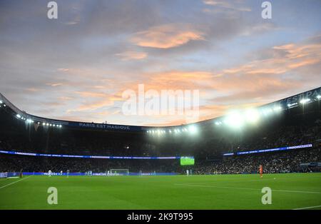 Paris, Frankreich. 29. Oktober 2022. Eine allgemeine Ansicht des Stadions während des französischen Fußballspiels L1 zwischen Paris Saint-Germain (PSG) und es Troyes AC im Stadion Parc des Princes in Paris, Frankreich am 29. Oktober 2022. Foto von Christian Liewig/ABACAPRESS.COM Quelle: Abaca Press/Alamy Live News Stockfoto