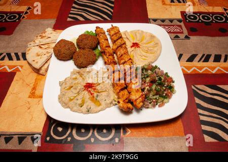 Köstliche griechische mediterrane Küche, bekannt als Chicken Kebab-Platte Stockfoto