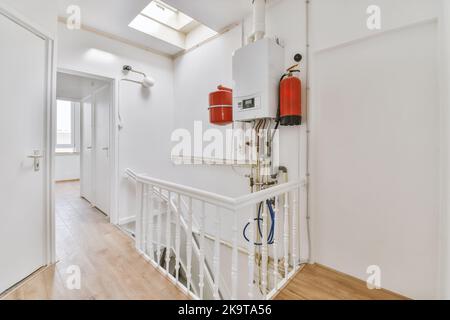 Von oben in Brenner von Gasherd installiert auf Marmor Zähler in der Küche eingebaut Stockfoto