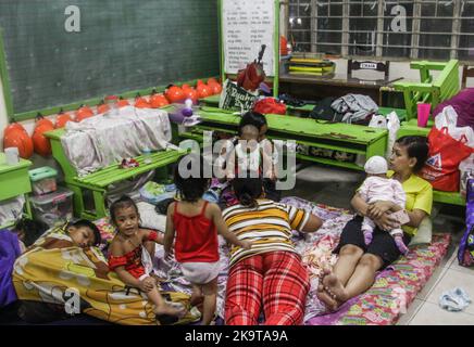 Quezon City, NCR, Philippinen. 29. Oktober 2022. Philippinen: In Barangay Bagong Silangan Quezon City wurden 1.276 Familien evakuiert, die in der Nähe des Flusses San Mateo lebten, aufgrund steigender Wasserstände, die durch Signal #3 Taifun schwere Paeng mit internationalem Namen Nalgae verursacht wurden. Oktober 29, 2022. Foto: EddCastro/Pacific Press (Bildquelle: © Edd Castro/Pacific Press via ZUMA Press Wire) Bildquelle: ZUMA Press, Inc./Alamy Live News Stockfoto