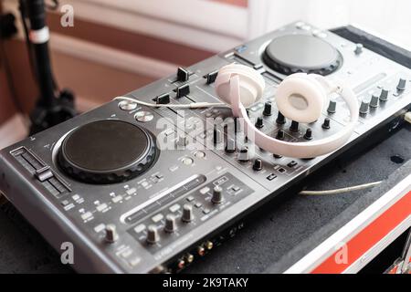 Professionelle dj-Kopfhörer, Sound-Mixing-Controller. DJ-Plattenspieler nehmen Player und Kopfhörer auf. Haus Party Poster Hintergrund. Scheibenjockkopf Stockfoto