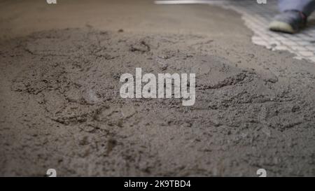 Frischer Estrich in einer neuen Wohnung. Bodenbelag, Mörtel. Stockfoto