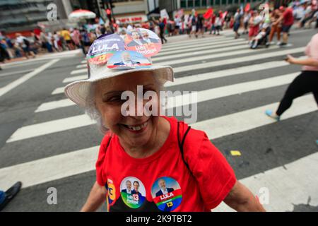 29. Oktober 2022, Brasilien, São Paulo: Ein Unterstützer zeigt Symbole des Wahlkampfes von Lula während seiner letzten Wahlkampfveranstaltung auf der Avenida Paulista in São Paulo, einen Tag vor den Wahlen, dem 29. Oktober 2022. Foto: Lincon Zarbietti/dpa Quelle: dpa picture Alliance/Alamy Live News Stockfoto