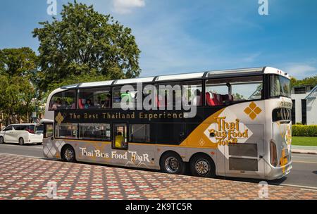 Ein Thai Bus Food Tour Bus hält vor dem Königlichen Palast in Bangkok, Thailand. Stockfoto