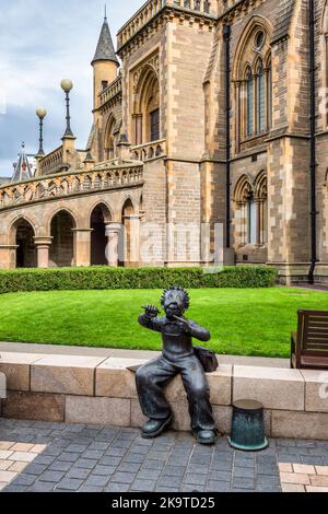 17. September 2022: Dundee, Dundee City, Schottland, Großbritannien - Statue des Comic-Charakters Oor Wullie mit seinem Eimer, vor der McManus Art Gallery und dem Museu Stockfoto