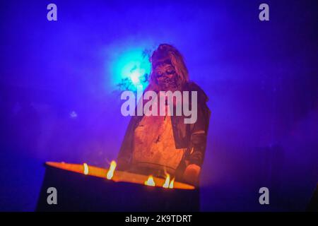 Potsdam, Deutschland. 29. September 2022. Ein Zombie posiert beim Event Horror Nights 2022 im Filmpark Babelsberg. Quelle: Gerald Matzka/dpa/Alamy Live News Stockfoto