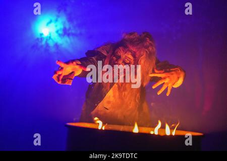 Potsdam, Deutschland. 29. September 2022. Ein Zombie posiert beim Event Horror Nights 2022 im Filmpark Babelsberg. Quelle: Gerald Matzka/dpa/ZB/dpa/Alamy Live News Stockfoto