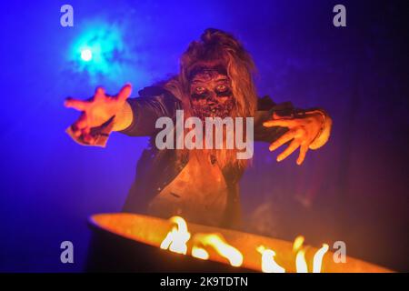 Potsdam, Deutschland. 29. September 2022. Ein Zombie posiert beim Event Horror Nights 2022 im Filmpark Babelsberg. Quelle: Gerald Matzka/dpa/Alamy Live News Stockfoto