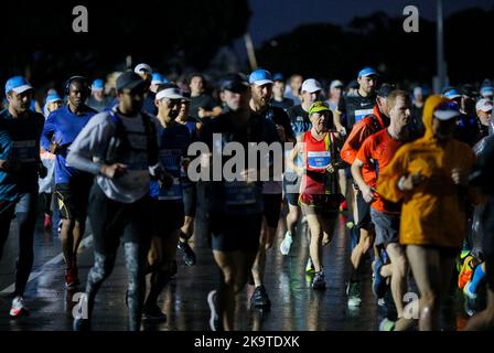 Auckland, Neuseeland. 30. Oktober 2022. Am 30. Oktober 2022 treten Läufer beim Auckland Marathon in Auckland, Neuseeland, an. Kredit: Zhao Gang/Xinhua/Alamy Live Nachrichten Stockfoto