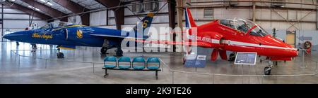 Ein British Aerospace Hawk T1A und ein Blue Angels F-11 Grumman Tiger werden im Pima Air and Space Museum ausgestellt Stockfoto