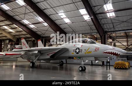 Eine F-14 Tomcat mit Haifischzähnen auf der Nase im Pima Air and Space Museum Stockfoto