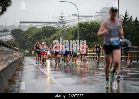 Auckland, Neuseeland. 30. Oktober 2022. Am 30. Oktober 2022 treten Läufer beim Auckland Marathon in Auckland, Neuseeland, an. Kredit: Zhao Gang/Xinhua/Alamy Live Nachrichten Stockfoto