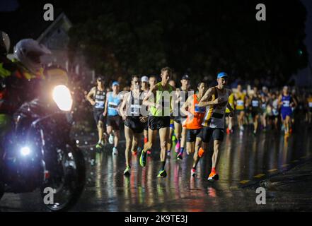 Auckland, Neuseeland. 30. Oktober 2022. Am 30. Oktober 2022 treten Läufer beim Auckland Marathon in Auckland, Neuseeland, an. Kredit: Zhao Gang/Xinhua/Alamy Live Nachrichten Stockfoto