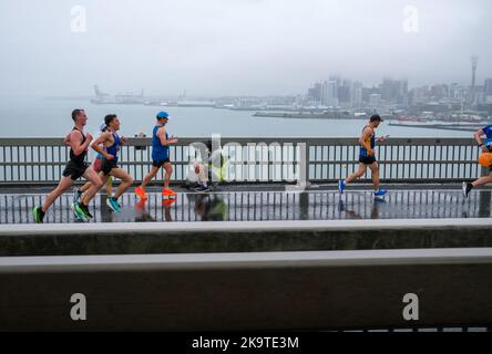 Auckland, Neuseeland. 30. Oktober 2022. Am 30. Oktober 2022 treten Läufer beim Auckland Marathon in Auckland, Neuseeland, an. Kredit: Zhao Gang/Xinhua/Alamy Live Nachrichten Stockfoto