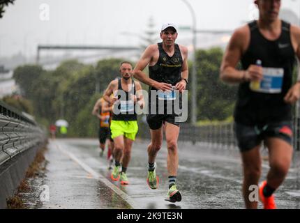 Auckland, Neuseeland. 30. Oktober 2022. Am 30. Oktober 2022 treten Läufer beim Auckland Marathon in Auckland, Neuseeland, an. Kredit: Zhao Gang/Xinhua/Alamy Live Nachrichten Stockfoto