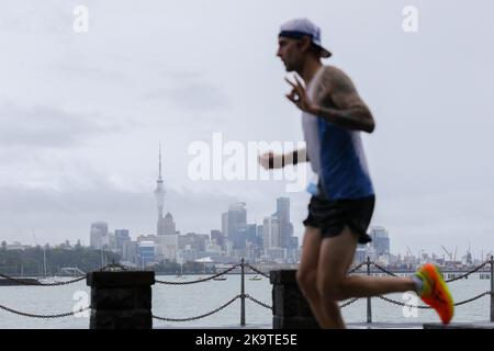 Auckland, Neuseeland. 30. Oktober 2022. Ein Läufer startet am 30. Oktober 2022 beim Auckland Marathon in Auckland, Neuseeland. Kredit: Zhao Gang/Xinhua/Alamy Live Nachrichten Stockfoto