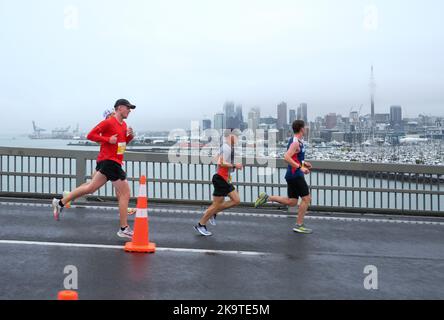 Auckland, Neuseeland. 30. Oktober 2022. Am 30. Oktober 2022 treten Läufer beim Auckland Marathon in Auckland, Neuseeland, an. Kredit: Zhao Gang/Xinhua/Alamy Live Nachrichten Stockfoto