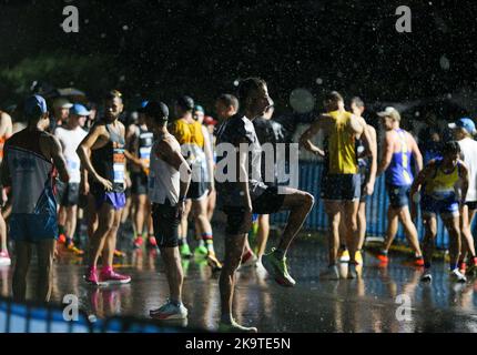 Auckland, Neuseeland. 30. Oktober 2022. Die Läufer wärmen sich am 30. Oktober 2022 für den Auckland Marathon in Auckland, Neuseeland, auf. Kredit: Zhao Gang/Xinhua/Alamy Live Nachrichten Stockfoto