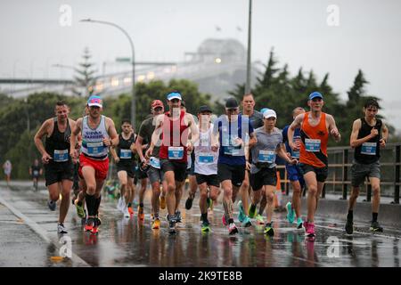 Auckland, Neuseeland. 30. Oktober 2022. Am 30. Oktober 2022 treten Läufer beim Auckland Marathon in Auckland, Neuseeland, an. Kredit: Zhao Gang/Xinhua/Alamy Live Nachrichten Stockfoto