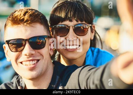 Unsere gemeinsame Zeit ist immer etwas Besonderes. Ein junges Paar an einem sonnigen Tag. Stockfoto