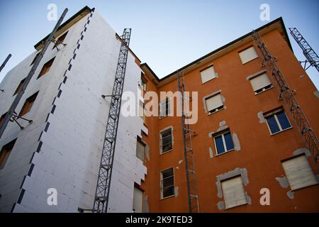 Baustelle für den Bau einer externen Wärmedämmung. Energiesparkonzept. Bologna, Italien. Stockfoto