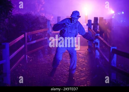 Potsdam, Deutschland. 29. September 2022. Ein Zombie posiert beim Event Horror Nights 2022 im Filmpark Babelsberg. Quelle: Gerald Matzka/dpa/Alamy Live News Stockfoto