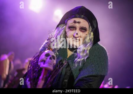 Potsdam, Deutschland. 29. September 2022. Eine Hexe posiert bei den Horror Nights 2022 im Filmpark Babelsberg. Quelle: Gerald Matzka/dpa/ZB/dpa/Alamy Live News Stockfoto