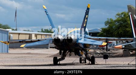 Ein F-18 Blauer Engel mit der Nummer 8, ausgestellt im Pima Air and Space Museum Stockfoto