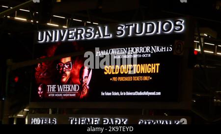 Universal City, California, USA 28.. Oktober 2022 Ein allgemeiner Blick auf die Atmosphäre der Universal Studios Hollywood Halloween Horror Nights Ausverkauft Marquee mit dem Weeknd am 28. Oktober 2022 in Universal City, Kalifornien, USA. Foto von Barry King/Alamy Stockfoto Stockfoto