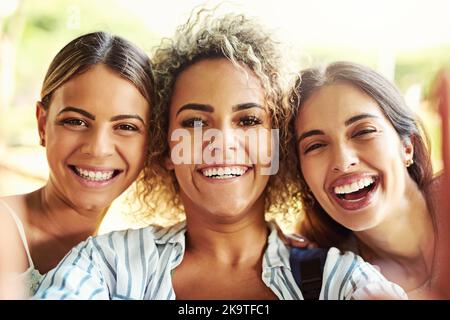 Erinnerungen als Bindungen machen. Porträt einer Gruppe von Freunden, die gemeinsam im Freien ein Selfie machen. Stockfoto