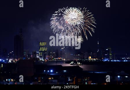 Am Silvesterabend, Vietnam, wird ein Feuerwerk am Himmel von Saigon ausgelöst Stockfoto